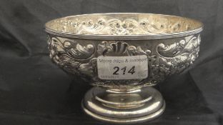 A late Victorian embossed silver pedestal bowl (London 1900) 6.