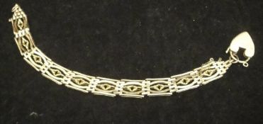 A 9 carat gold fancy gate link bracelet with heart shaped lock / clasp, 20.
