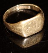A 9 carat gold gentleman's signet ring, 5.