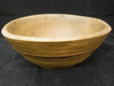 A 19th Century treen ware bowl on footed base, 23.