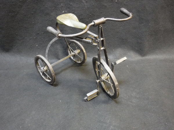 A model tricycle and a model wine delivery bicycle unit with wine holder inscribed "Royal Wine" and - Image 6 of 6