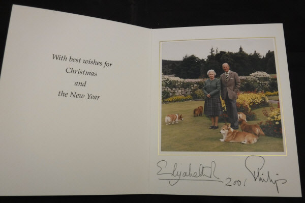 A collection of two Christmas cards from Her Majesty the Queen and Prince Philip dated 2000 and - Bild 2 aus 4