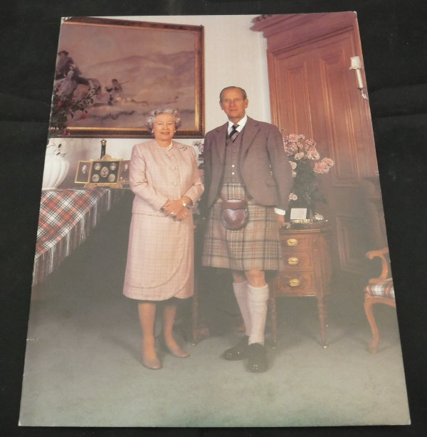 A collection of three Christmas cards from Her Majesty the Queen and Prince Philip dated 1994, - Bild 2 aus 5