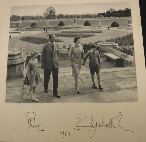 A collection of three Christmas cards from Her Majesty the Queen and Prince Philip for 1959, - Bild 3 aus 5