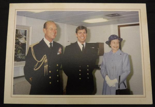 A collection of three Christmas cards from Her Majesty the Queen and Prince Philip dated 1982, - Bild 5 aus 6