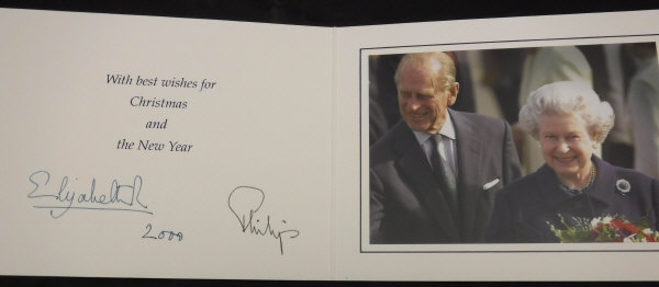 A collection of two Christmas cards from Her Majesty the Queen and Prince Philip dated 2000 and - Bild 4 aus 4