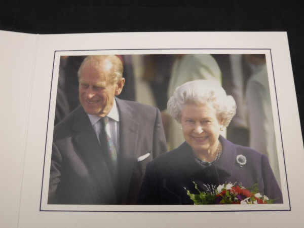 A collection of two Christmas cards from Her Majesty the Queen and Prince Philip dated 2000 and - Bild 3 aus 4