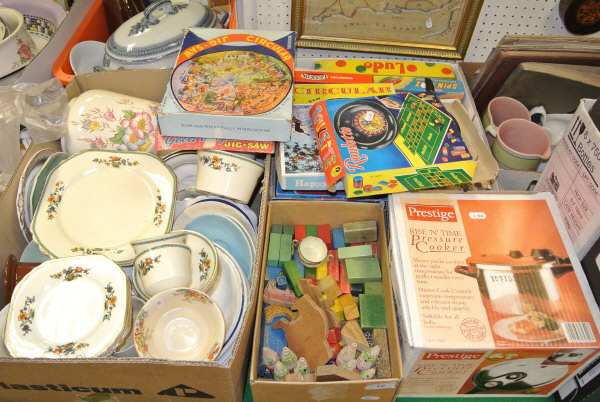 Twelve boxes of assorted kitchenalia to include various mixing bowls, whisks, saucepans, trays etc, - Image 3 of 4