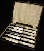 A cased set of Edwardian silver bladed fruit knives with mother of pearl handles (Birmingham 1903)