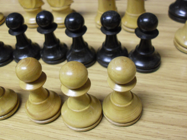 A turned boxwood and ebony chess set CONDITION REPORTS One white pawn is missing and - Image 11 of 13