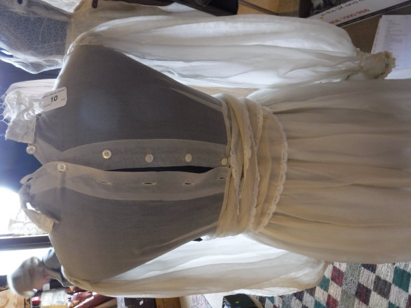 A circa 1972 Gina Fratini wedding dress, - Image 10 of 15