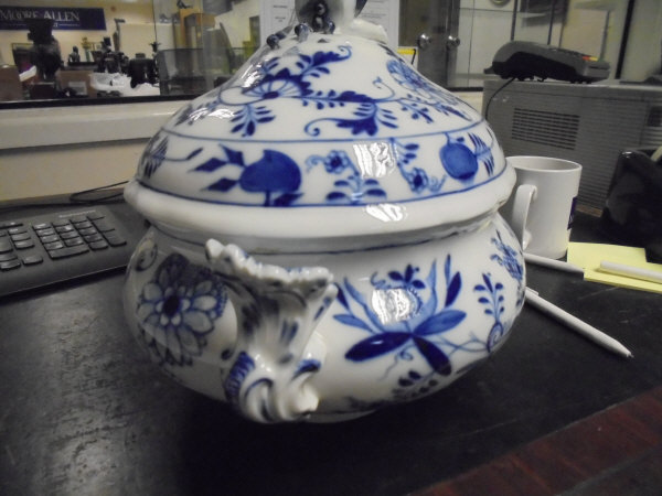 A 19th Century Meissen "Onion" pattern blue and white tureen and cover, - Image 8 of 12