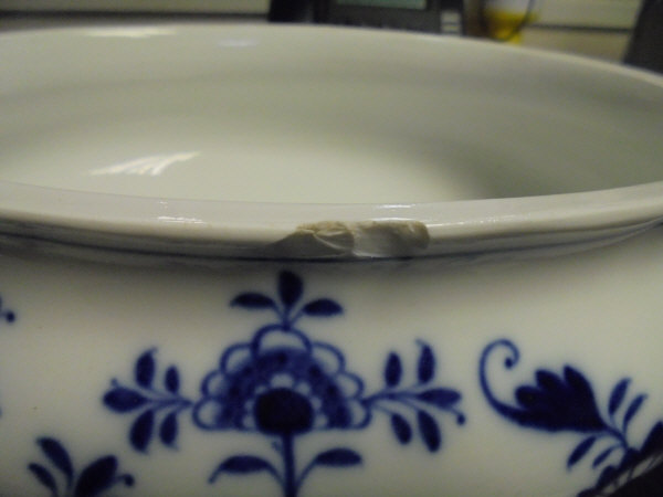 A 19th Century Meissen "Onion" pattern blue and white tureen and cover, - Image 9 of 12