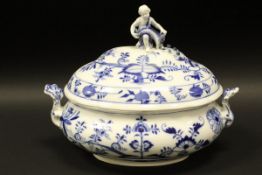 A 19th Century Meissen "Onion" pattern blue and white tureen and cover,