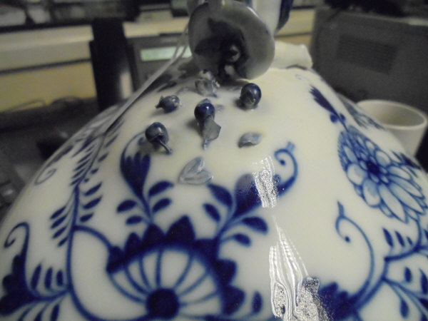 A 19th Century Meissen "Onion" pattern blue and white tureen and cover, - Image 7 of 12