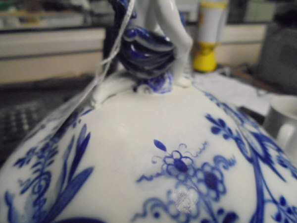 A 19th Century Meissen "Onion" pattern blue and white tureen and cover, - Image 5 of 12