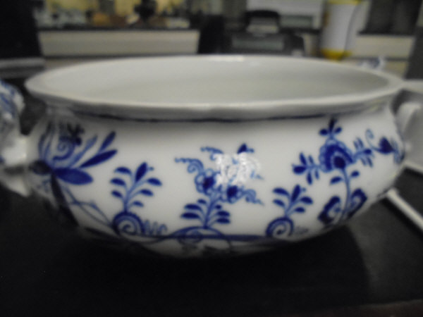 A 19th Century Meissen "Onion" pattern blue and white tureen and cover, - Image 10 of 12