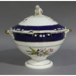 AN EARLY 19TH CENTURY DERBY CHINA TWO-HANDLED SOUP TUREEN AND COVER, with bud finial,