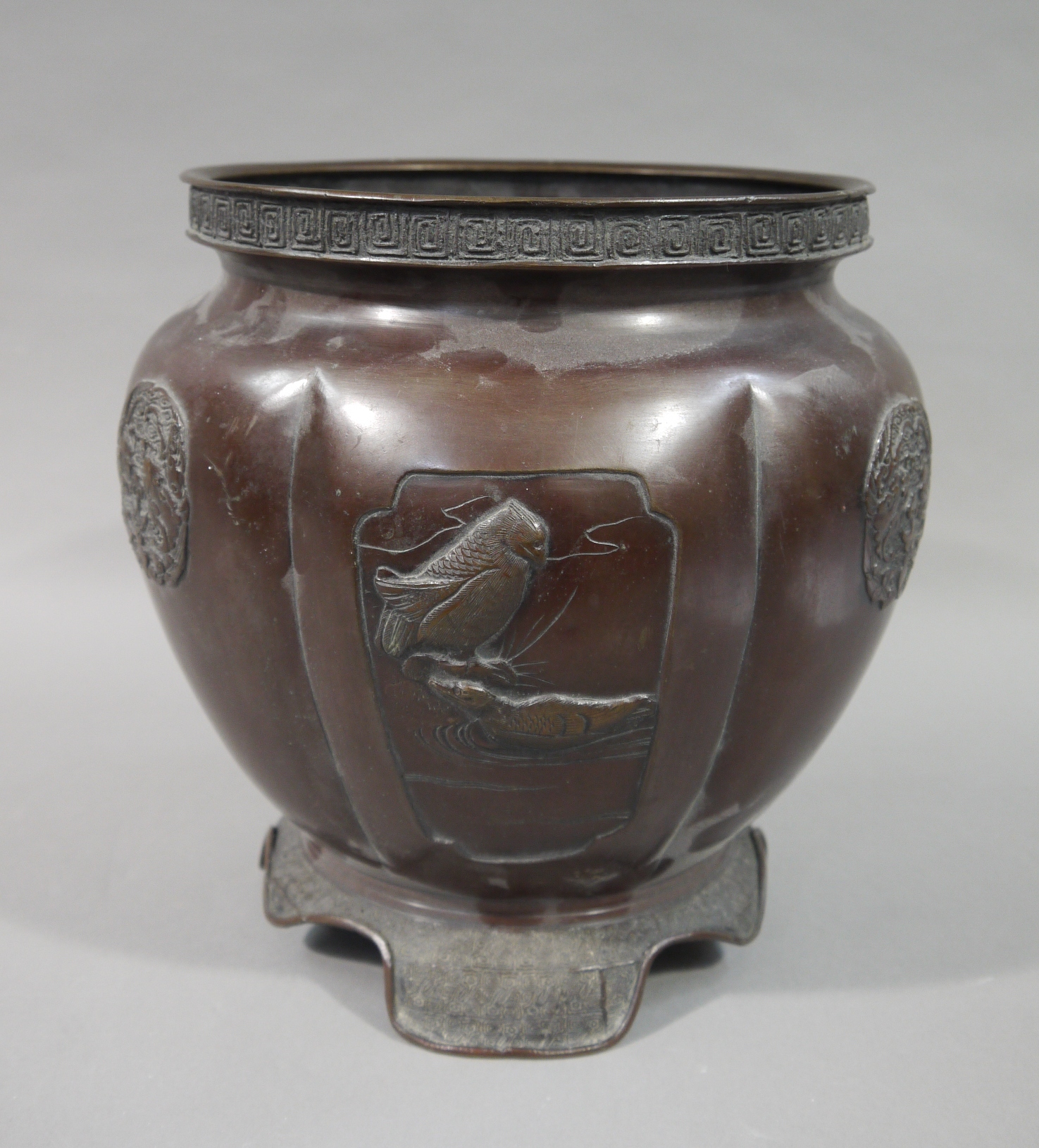 A Japanese bronze jardiniere of circular lobed outline decorated in relief with panels of waterfowl - Image 3 of 3