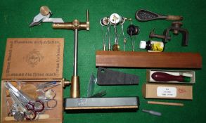 FLY TYING TOOLS: Collection of fly tying tools incl. a pro vice with rotating hinged machine alloy