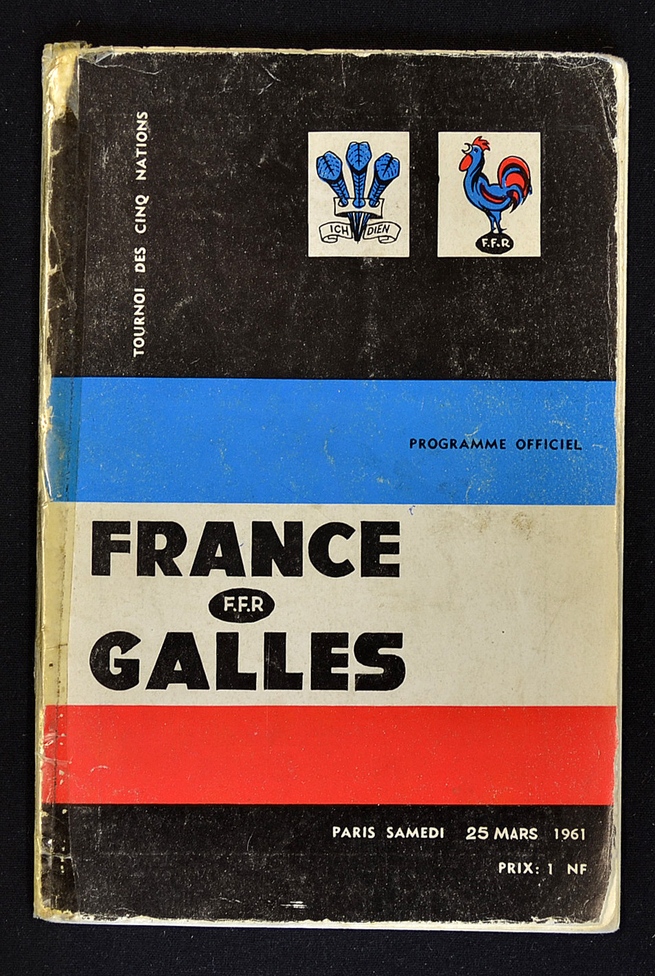 1961 France v Wales signed rugby programme - played on March 25 in Paris signed by 14 members of the - Image 2 of 3