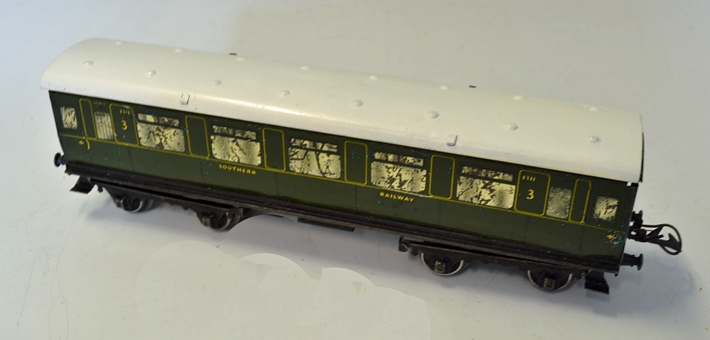 Hornby Sothern Railway Tinplate Corridor Coach in good condition