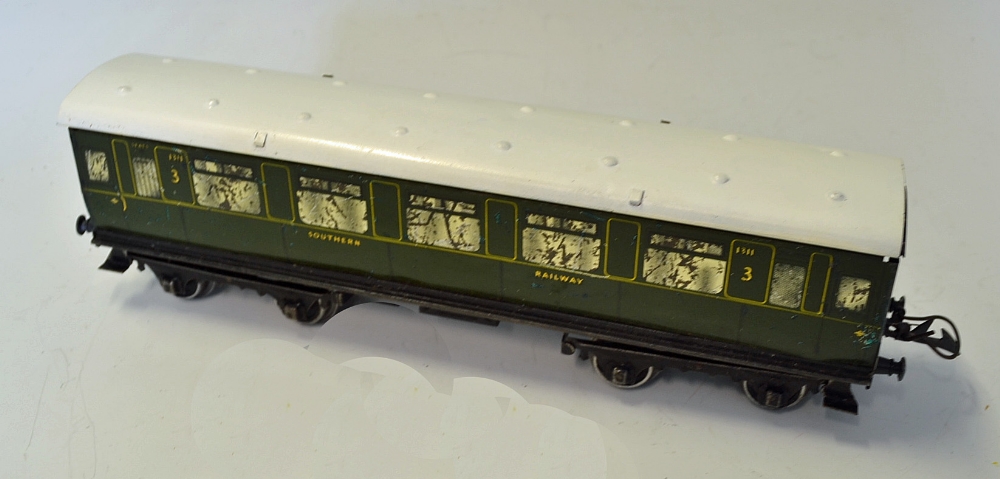 Hornby Sothern Railway Tinplate Corridor Coach in good condition - Image 2 of 2