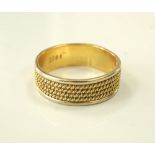 EIGHTEEN CARAT GOLD WEDDING BAND with textured detail, ring size Y-Z,