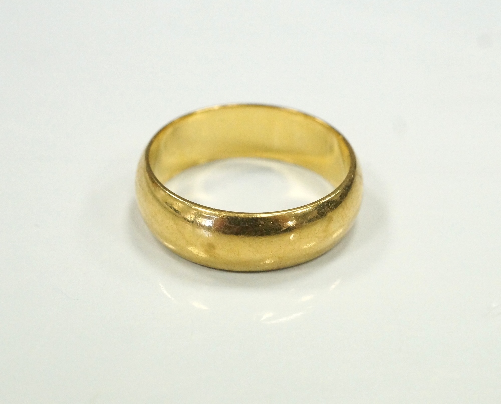 EIGHTEEN CARAT GOLD WEDDING BAND ring size M and approximately 5.