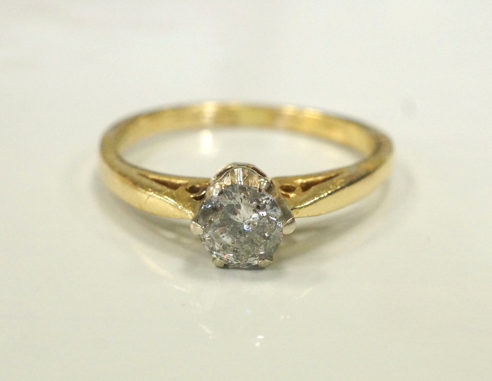 DIAMOND SOLITAIRE RING the round brilliant cut diamond approximately 0.