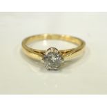 DIAMOND SOLITAIRE RING the round brilliant cut diamond approximately 0.