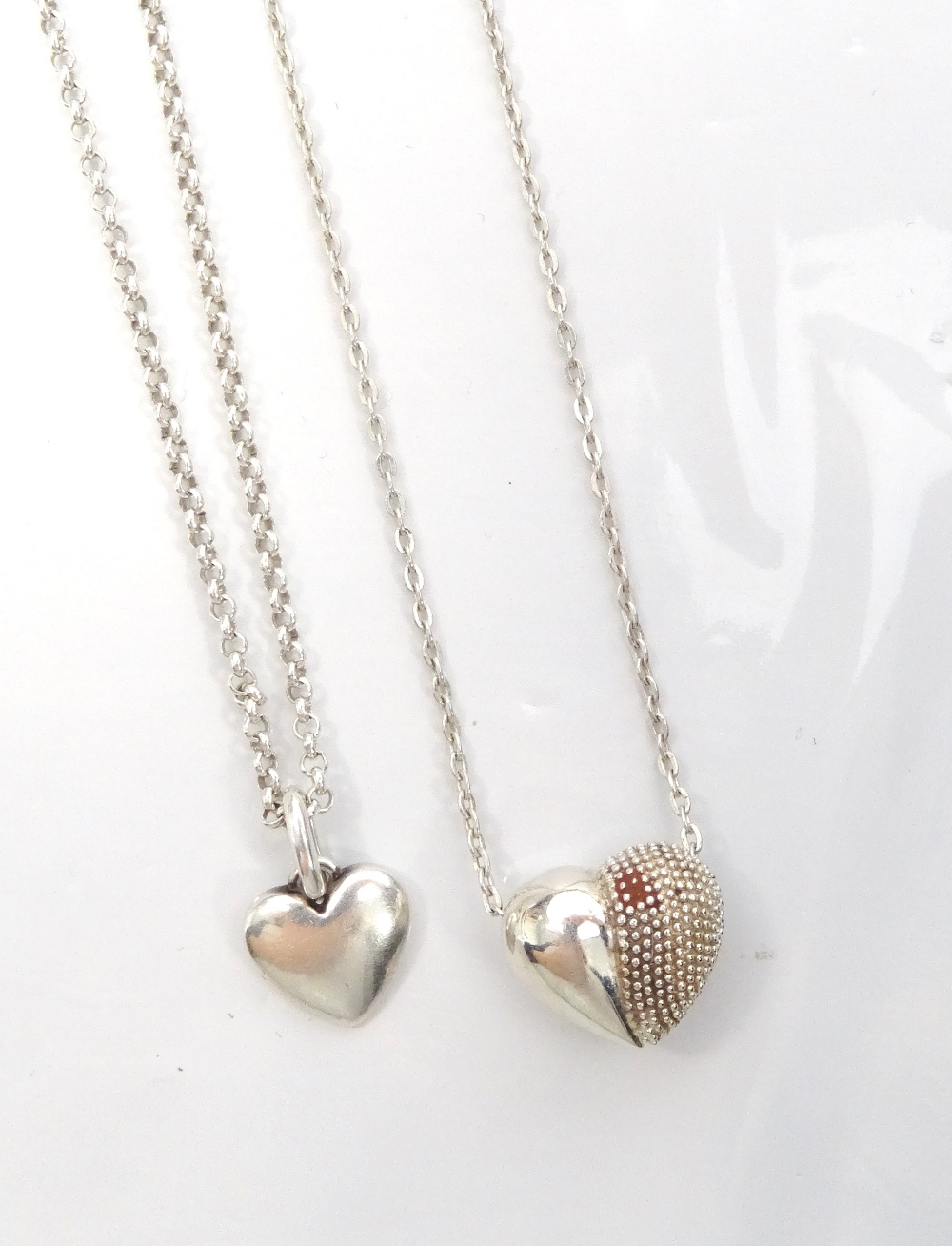 LINKS OF LONDON SILVER HEART SHAPED PENDANT ON CHAIN together with a Thomas Sabo silver heart