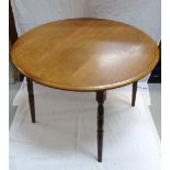 OAK CIRCULAR DINING TABLE on turned supports,