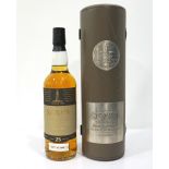 SCAPA 25YO VINTAGE 1980 I have always liked the cylindrical wooden case for this bottle of Scapa 25