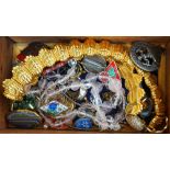 SELECTION OF COSTUME JEWELLERY including a Scottish gem and agate set silver brooch,