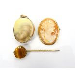 SELECTION OF VINTAGE JEWELLERY comprising a Victorian cameo brooch depicting Diana,
