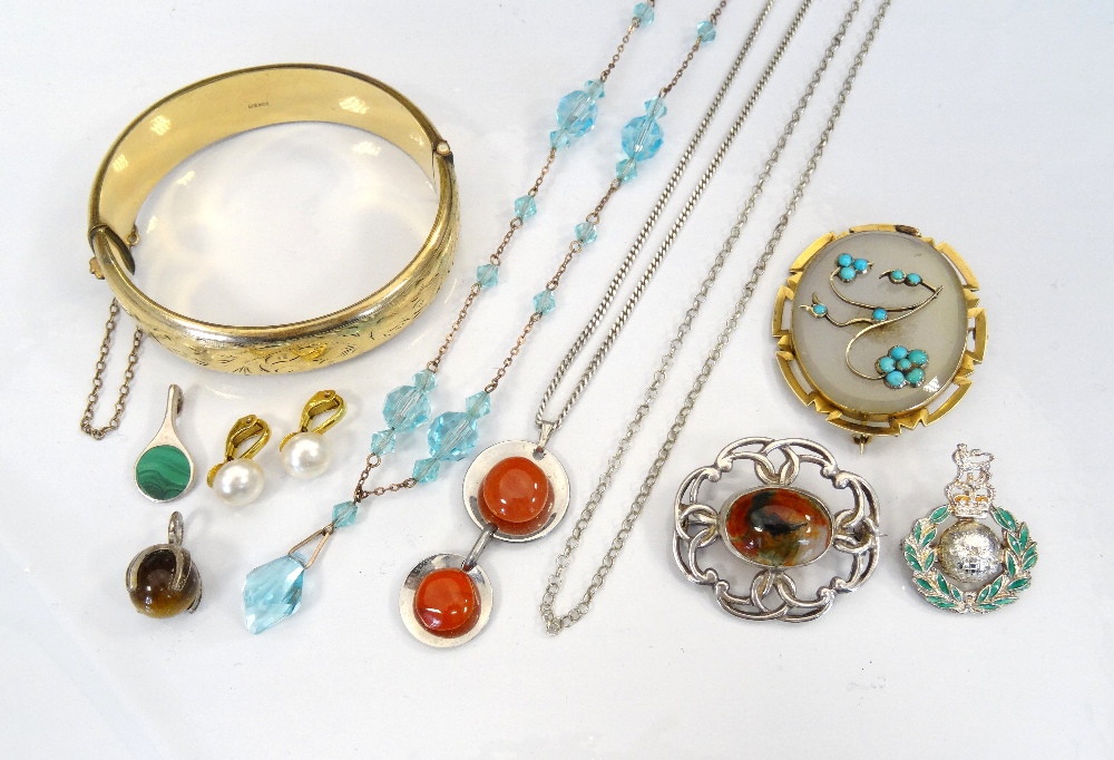 GOOD SELECTION OF GOLD, SILVER AND OTHER JEWELLERY including a turquoise set Victorian brooch,