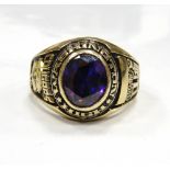 AN AMERICAN GEM SET GOLD WASHINGTON HIGH COLLEGE RING the shoulders marked 'Class of 15' and