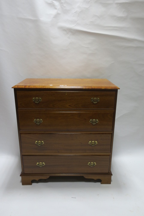 A MAHOGANY CHEST OF DRAWERS IN GEORGIAN STYLE the rectangular top with moulded rim above four long