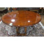 A GEORGIAN STYLE BURR WALNUT VENEERED CIRCULAR DINING ROOM TABEL,