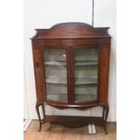 AN EDWARDIAN MAHOGANY MARQUETRY INLAID DISPLAY CABINET,