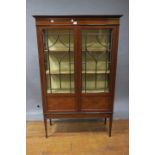 AN EDWARDIAN MAHOGANY AND MARQUETRY INLAID DISPLAY CABINET,