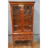 A GEORGIAN STYLE WALNUT MAHOGANY AND MARQUETRY INLAID DISPLAY CABNIET the moulded corners with