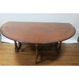 A GEORGIAN STYLE BURR WALNUT VENEERED CIRCULAR DINING ROOM TABLE,