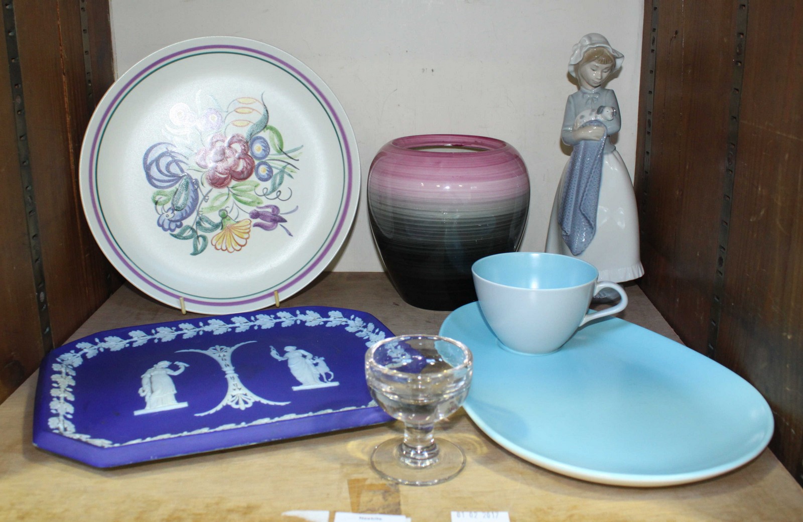 SECTION 29. A small quantity of assorted ceramics including an early 20th Century Wedgwood vase, a