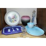 SECTION 29. A small quantity of assorted ceramics including an early 20th Century Wedgwood vase, a