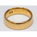 A 22ct gold wedding band, 7.0g