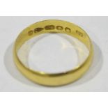 A 22ct yellow gold wedding band, approx 2.7g in weight