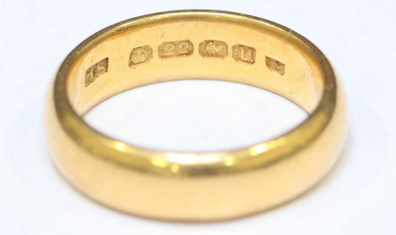 A 22ct gold wedding ring, 9.54g