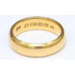 A 22ct gold wedding ring, 9.54g